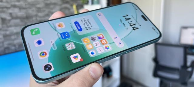 HONOR 400 Lite: Display luminos și imersiv pe un model midrange + raport corp-ecran excelent