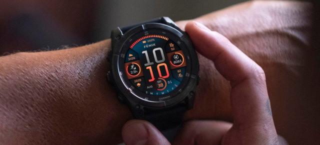 Prețul și autonomia bateriei contează cel mai mult pentru europeni când aleg un smartwatch; funcțiile sportive rămân pe ultimul loc