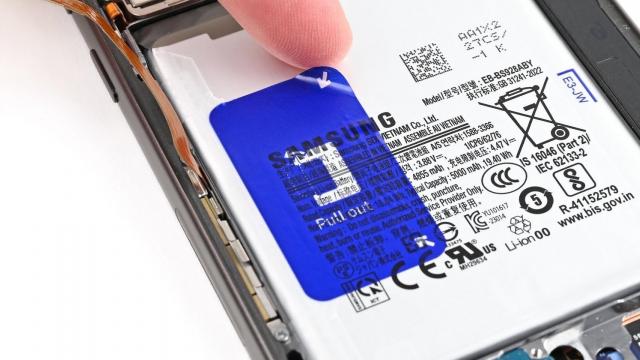 <b>Seria Galaxy S26 va aduce baterii cu înveliș metalic; Samsung preia o idee testată deja de Apple</b>Samsung pare să pregătească o schimbare majoră în zona bateriilor odată cu viitoarea serie Galaxy S26. Informațiile apărute sugerează că sud-coreenii vor introduce tehnologia „SUS CAN”. Vorbim despre un sistem de baterii cu înveliș metalic