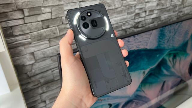 <b>RESIGILATUL ZILEI #52: Nothing Phone (3a) Pro cu Snapdragon 7s Gen 3 și ecran AMOLED de 120 Hz; Design cu personalitate și specificații care contează</b>Seria „RESIGILATUL ZILEI” a ajuns la episodul #52 și continuă cu un smartphone cu adevărat remarcabil – Nothing Phone (3a) Pro, în varianta 256GB stocare, 12GB RAM și finisaj Black. Disponibil acum cu preț redus în oferta eMAG