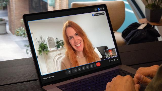 <b>Google I/O 2025: Apeluri video prin Meet acum cu traducere vocală în timp real; Funcție disponibilă pentru utilizatorii AI Pro și Ultra</b>Google a început să testeze traducerea vocală în timp real în Meet, o funcție care ar putea elimina barierele de limbă în apelurile video. Conform companiei, traducerea se face aproape instantaneu, cu latență redusă, păstrând vocea originală