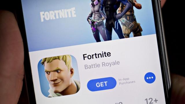 <b>Fortnite revine în App Store-ul din SUA; Europa urmează în curând, promite Epic Games</b>Fanii Fortnite au, în sfârșit, motiv de sărbătoare: după aproape 5 ani de absență și o luptă legală de proporții, jocul este disponibil din nou în App Store pe iPhone și iPad, cel puțin în Statele Unite. Epic Games a confirmat oficial revenirea, într-o 