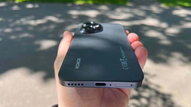 <b>Honor 400: Conectivitate cu 5G și WiFi 6 ca punct de plecare, plus Share with iOS</b>Pe un smartphone din 2025 ai nevoie clar de 5G și WiFi 7, asta ca suită de bază - iar Honor 400 deși un mid-range, fix asta ne livrează. Nu urcă la WiFi 6e sau 7, dar nici nu cred că ai nevoie pentru că îți faci excelent treaba și astfel