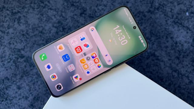 <b>Honor 400: Avem display mai mic, foarte luminos și care te scapă de răul de mișcare în mașină</b>Într-o lume a telefoanelor care se apropiau periculos de pragul de 7 inch mă bucur să văd că încet încet mai revenim la normalitate, iar Honor 400 este exemplu care de la 6.7 inch cât aveau predecesorii săi (Honor 200, Honor 300)