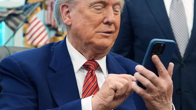 <b>Trump amenință cu un tarif de 25% pentru iPhone-urile produse în India; Apple riscă pierderi de până la 900 de milioane de dolari pe trimestru</b>Donald Trump a lansat un nou atac asupra Apple, anunțând vineri, 23 mai, că intenționează să impună un tarif de 25% pentru orice iPhone vândut în SUA, dar produs în afara țării. Declarația a fost făcută publică pe Truth Social și vizează în special noul..