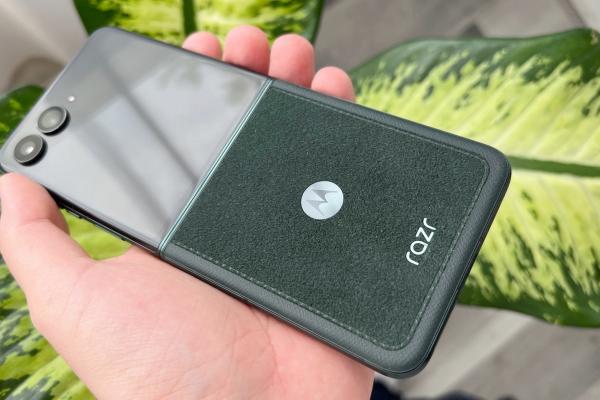 Motorola razr 60 Ultra Unboxing: „tableta Flip” cu ecran de 7 inch, secretar Moto AI, 3 camere de 50 MP cu nuanţe trademark Moto