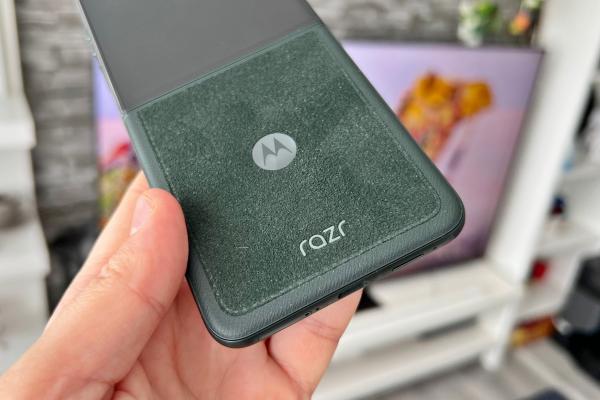 Motorola razr 60 Ultra: Design de bord de Ferrari, cu Alcantara şi extra duritate