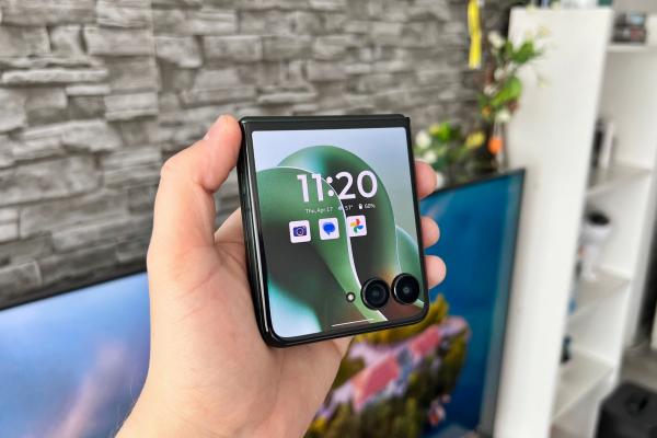 Motorola razr 60 Ultra: OS, UI cu Moto AI în frunte, acum mai productiv şi cu buton dedicat