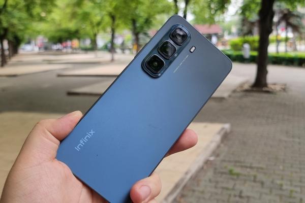 Prezentare Infinix Hot 50 4G - Pachet complet sub 800 de lei, cu design atrăgător și multe accesorii la pachet