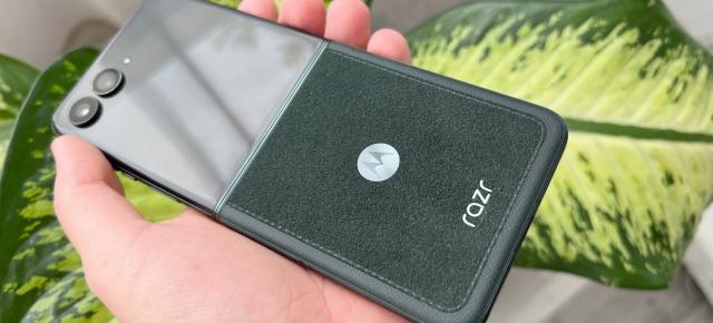 Motorola razr 60 Ultra Unboxing: „tableta Flip” cu ecran de 7 inch, secretar Moto AI, 3 camere de 50 MP cu nuanţe trademark Moto