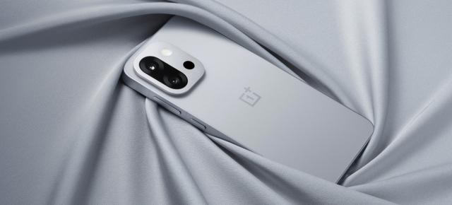 Flagship-ul mignon al momentului a debutat! OnePlus 13T aduce display OLED de 6.3 inch, procesor Snapdragon 8 Elite, baterie de 6260 mAh