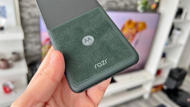 <b>Motorola razr 60 Ultra: Design de bord de Ferrari, cu Alcantara şi extra duritate</b>Gorilla Glass Ceramic pentru ecranul extern şi primul acoperit cu Alcantara pe spate. Alcantara este un material sintetic premium, moale la atingere, care seamănă cu pielea întoarsă, dar este fabricat din microfibre de poliester