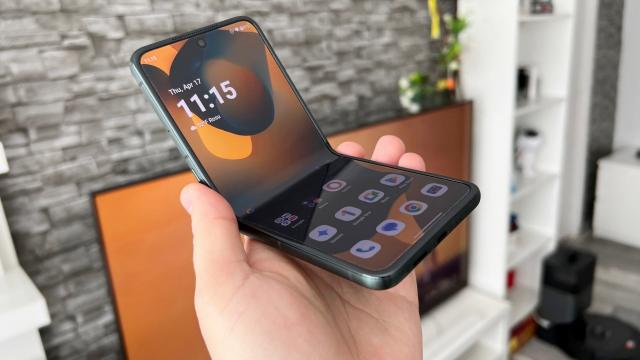 <b>Motorola razr 60 Ultra: Benchmark-uri de top 10, cu dezvantajul throttling-ului</b>Motorola razr 60 Ultra nu mai face soluţii de compromis, nu mai adoptă procesoare de rang secund, ca predecesorii. Vă reamintesc că razr 50 Ultra avea un Snapdragon 8s Gen3. Ei bine RAZR 60 Ultra adopta direct un CPU de flagship