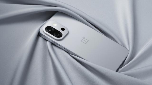 <b>Flagship-ul mignon al momentului a debutat! OnePlus 13T aduce display OLED de 6.3 inch, procesor Snapdragon 8 Elite, baterie de 6260 mAh</b>În China tocmai a fost prezentat OnePlus 13T, unul dintre cele mai interesante flagship-uri compacte de pe piață la ora actuală. E posibil să ajungă la nivel global în următoarele luni, poate chiar sub o altă denumire. Azi discutăm însă despre