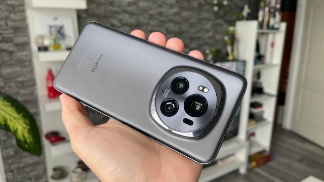 <b>Honor Magic5 și Magic6 primesc actualizarea MagicOS 9.0.0.169; Cameră mai bună, suport Android Auto, opțiuni noi în interfață</b>Honor începe să livreze actualizarea MagicOS 9.0.0.169 pentru modelele Magic 6 și Magic 5, iar principalul highlight al acestui patch este îmbunătățirea camerei foto. După ce seria Magic 7 a primit acest update, Honor extinde acum distribuția