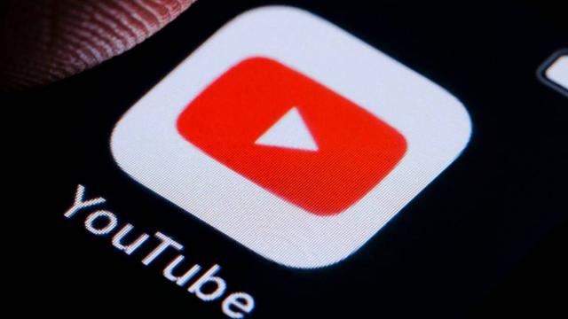 <b>Google testează AI-ul în căutările YouTube; Rezumate generate automat în căutările video</b>Dacă te întrebai la ce mai poate fi folosită inteligența artificială, Google găsește tot felul de întrebuințări pentru aceasta, aparent. Azi discutăm despre AI Overviews, o opțiune testată momentan în SUA de către utilizatorii YouTube Premium
