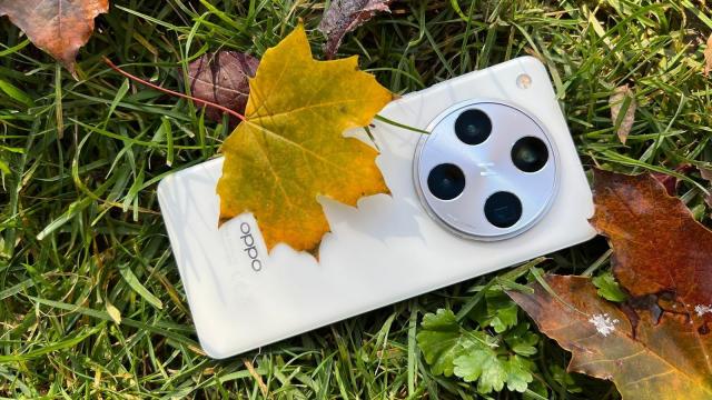 <b>OPPO renunţă la camerele periscop care îi făceau telefoanele speciale; Ce abordare are Find X9 Pro?</b>OPPO Find X9 Pro se iveşte la orizont azi prin intermediul unei scăpări, care menţionează în treacăt faptul că OPPO ar putea renunţa la atributul care o face specială. Mă refer la cele două camere periscop. OPPO dezvăluia telefoanele OPPO Find X8