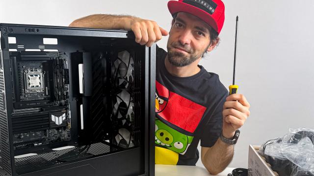 <b>Am asamblat un PC de la ZERO pentru prima dată! Iată noul desktop Mobilissimo, cu RTX 5080, componente ASUS TUF și CPU Ryzen</b>După ani de testat sute de laptopuri și telefoane, a venit momentul să-mi asamblez primul PC de la zero, piesă cu piesă, chiar în fața camerei. A fost o experiență educativă, intensă și (surprinzător) relaxantă. Să vezi cum totul prinde formă, cum pui..