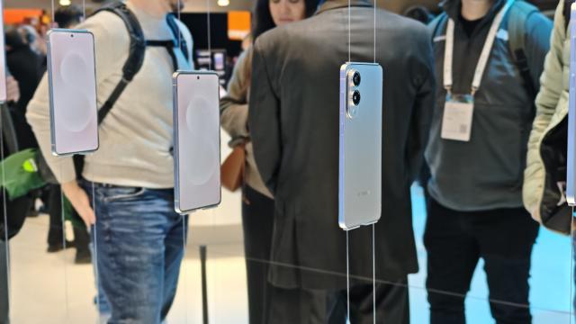 <b>Cum se prezintă Samsung Galaxy S25 Edge la capitolul camere? Aflăm ce senzori wide și ultra-wide are telefonul fotomodel</b>Samsung Galaxy S25 Edge continuă să fie în centrul atenției, cu toate că anunțul său datează de câteva luni bune, noi având ocazia să îl vedem doar expus în cadrul MWC 2025 - acolo unde am realizat și un hands-on video