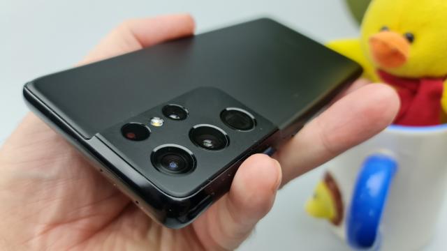 <b>Galaxy S21 e următoarea serie vizată pentru actualizarea One UI 7 (Android 15); Samsung a început să livreze update-ul în SUA</b>Dacă încă folosești un smartphone din seria Galaxy S21, vestea bună e că vei primi încă un update important. O veste mai puțin bună e că vorbim despre ultima actualizare majoră pentru acest lineup ce implică modelele Galaxy S21, S21+ și S21 Ultra