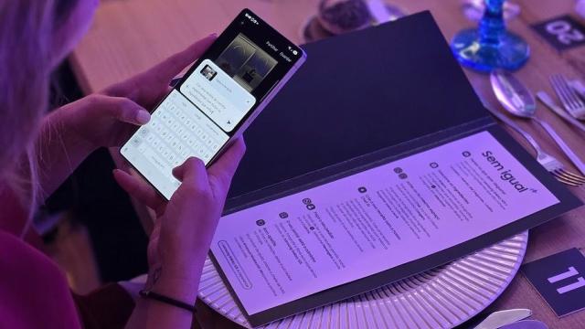 <b>Samsung duce AI-ul în farfurie; Un restaurant pop-up din Portugalia folosește Galaxy AI pentru rețete personalizate</b>Samsung merge dincolo de frigidere smart și cuptoare conectate: compania pregătește o experiență gastronomică unică în Portugalia, unde meniul este generat de Galaxy AI direct pe Galaxy S25. Restaurantul se numește Sem Igual și, așa cum sugerează numele..