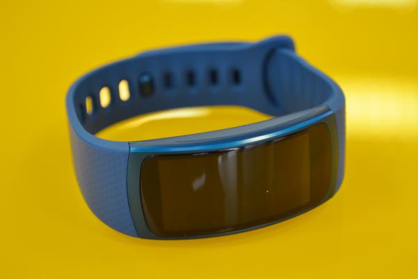 Samsung Gear Fit 2 Hands on: mai mic, mai sportiv, mai muzical