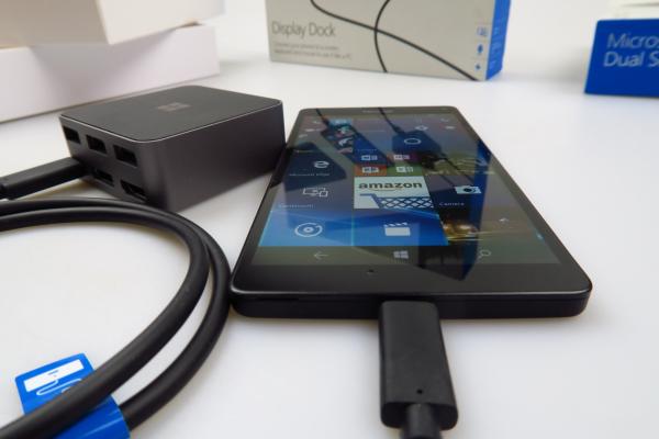Microsoft Lumia 950 XL Unboxing + Display Dock Unboxing: flagship-ul Windows 10 Mobile din toamnă trecută e gata de Continuuitate (Video)