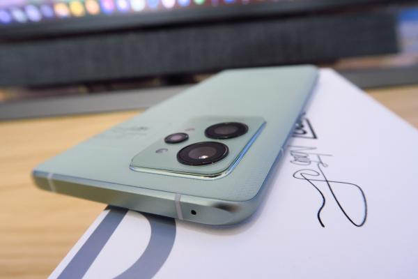 realme GT2 Pro Unboxing: cel mai interesant telefon cu procesor Snapdragon 8 Gen 1, inspirat de arta hârtiei