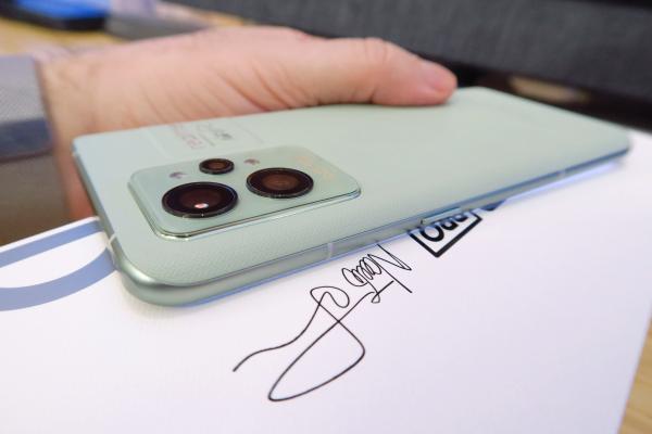 realme GT2 Pro: Design tribut pentru hârtie şi imitaţia de hârtie, o abordare ecologică