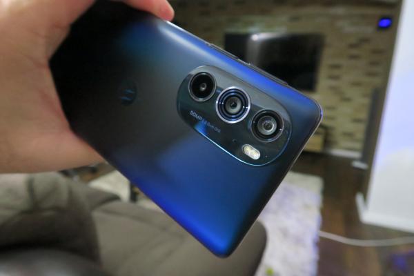 Motorola Edge 30 Pro: Hardware cu mulţi megapixeli la selfie, încărcare record pentru Moto