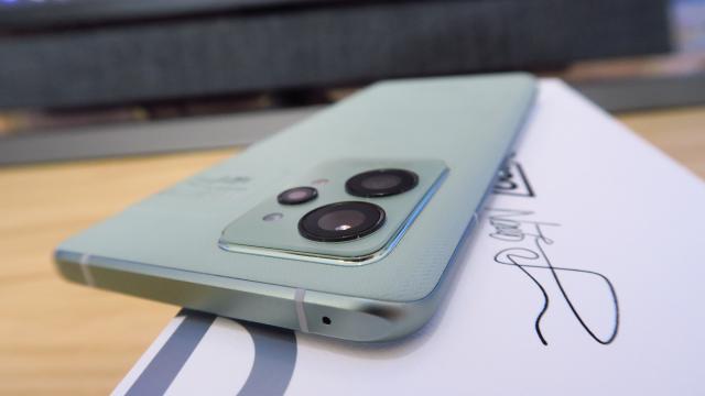 <b>realme GT2 Pro Unboxing: cel mai interesant telefon cu procesor Snapdragon 8 Gen 1, inspirat de arta hârtiei</b>realme GT2 Pro sparge o anumită barieră de preţ şi schimbă percepţia asupra telefoanelor cu procesor Snapdragon 8 Gen 1. Este primul telefon pe care am îndrăzni să îl numim "ieftin" cu acest CPU, dar nu ieftin pentru buzunarul românului