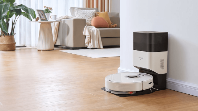 <b>Roborock lansează noul aspirator robot Q7 Max+ ce aduce funcție mop, navigație LiDAR și dock pentru golirea automată a rezervorului de praf</b>Roborock este una dintre cele mai cunoscute companii care activează în zona aspiratoarelor robot, iar astăzi introduse pe piață un nou model. Se numește Roborock Q7 Max+ și vine cu navigație LiDAR, cât și dock pentru golirea rezervorului 
