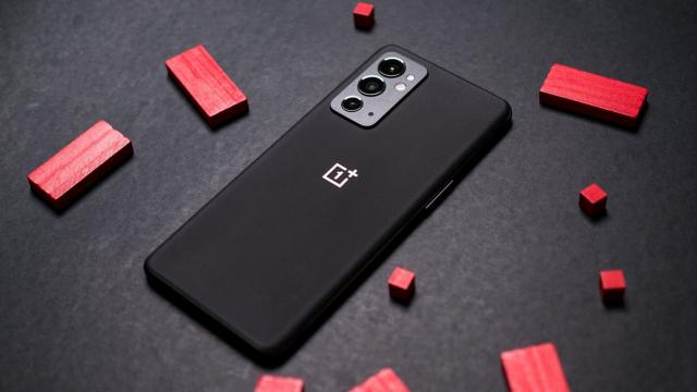 <b>OnePlus 10R va debuta în a doua jumătate a acestui an și ar avea procesor Dimensity 8100 la interior</b>În urmă cu ceva timp aflam câteva detalii despre așa-zisul OnePlus 10R, succesor pentru modelul OnePlus 9R. Deși predecesorul era dedicat piețelor din India si China, el și-a făcut apariția și pe plan local, iar acest lucru se poate întâmpla și cu OnePlus