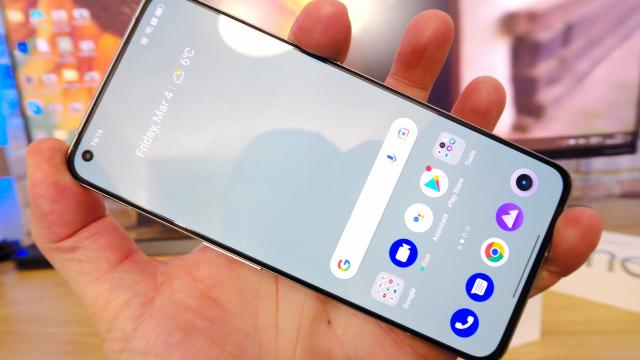 <b>realme GT2 Pro: Display 2K excelent, peste multe flagshipuri cu nume mari</b>realme a pus ecrane de calitate pe telefoanele sale în ultimul an, inclusiv pe cele de buget, cu luminozitate ce depăşea uneori şi flagshipurile. Acum joacă în liga băieţilor mari şi face direct pasul la un panou AMOLED LTPO2 de 6.7 inch. LTPO2 îl face..