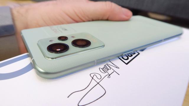 <b>realme GT2 Pro: Design tribut pentru hârtie şi imitaţia de hârtie, o abordare ecologică</b>Ceea ce era iniţial doar un experiment şi o ediţie limitată, colaborarea între realme şi designerul japonez Naoto Fukasawa a devenit ediţia standard de flagship realme GT2 Pro. De această dată avem un bio polimer pe spatele telefonului, care imită hârtia 