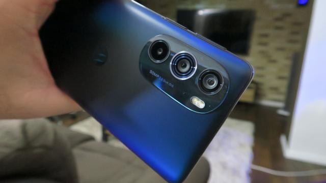 <b>Motorola Edge 30 Pro: Hardware cu mulţi megapixeli la selfie, încărcare record pentru Moto</b>Motorola Edge 30 Pro este în mare un rebranding al lui Motorola Edge X30, telefonul care a inaugurat procesorul Snapdragon 8 Gen 1 încă de la final de an 2021. Sunt câteva diferenţe între ele şi pentru început, modelul Edge 30 Pro are baterie de 4800 mAh