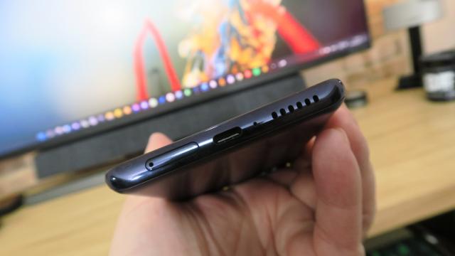<b>Motorola Edge 30 Pro: Baterie cu aşteptări mari, dar fără a livra pe deplin</b>Motorola Edge 30 Pro aduce un upgrade de 300 mAh de la bateria lui Motorola Edge 20 Pro, trecând la o unitate de 4800 mAh. Mă intrigă totuşi că faţă de versiunea din China, Moto Edge X30 a pierdut 200 mAh (acolo avea baterie de 5000 mAh). Ce contează însă