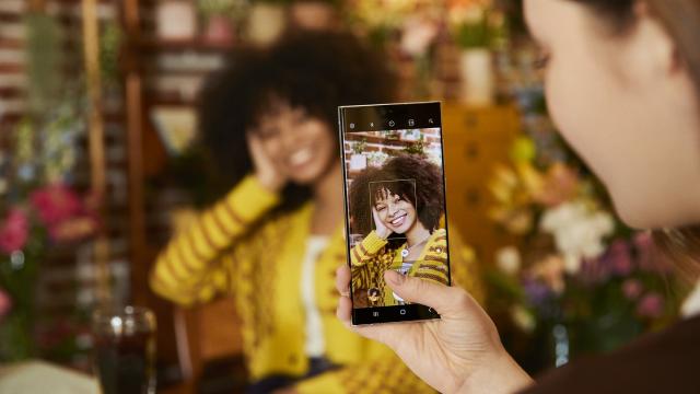 <b>Samsung aduce funcții foto disponibile pe Galaxy S22 și pe telefoane mai vechi din portofoliu odată cu actualizarea la One UI 4.1</b>În luna februarie a anului 2022 a debutat noua serie de flagship-uri Samsung - Galaxy S22. Odată cu acestea a fost prezentată și interfața One UI 4.1, cea aplicată peste Android 12 și prezentă atât pe Galaxy S22, cât si pe S22+ și S22 Ultra
