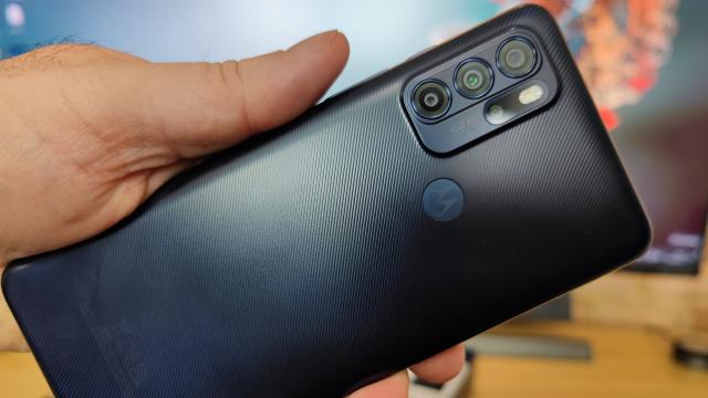 <b>Motorola Moto G60s: Design nu foarte plăcut la vedere, dar funcţional</b>Motorola Moto G60s are în mare acelaşi format ca Moto G60, doar că vine cu o textură diferită a spatelui, una dungată, parcă mai aderentă. Spatele e fabricat din plastic, de fapt şi rama, iar telefonul este destul de greu şi masiv. Am şi impresia că..