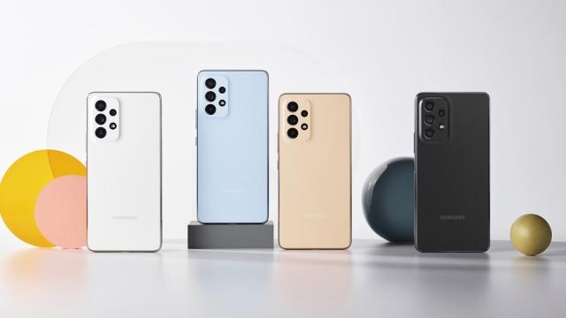 <b>Samsung oferă 4 ani de actualizări Android pentru Galaxy A33, A53 şi A73</b>Samsung continuă să extindă perioada de suport software a telefoanelor sale, acum adoptând această strategie şi în zona midrange. Proaspăt anunţatele telefoane Samsung Galaxy A33, Galaxy A53 şi Galaxy A73 primesc 4 ani de
