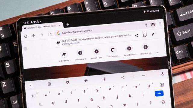 <b>Google pregătește o nouă versiune de Gboard unde avem o tastatură virtuală split-screen pentru tablete, pliabile</b>Una dintre cele mai populare tastaturi virtuale de pe piață este Gboard, o aplicație care evoluează constant și care în curând va primi o funcționalitate utilă. Sunt vizați aici cei care au dispozitive cu display-uri generoase precum tablete 