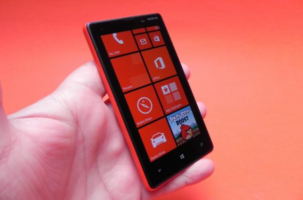 Review Nokia Lumia 820: Windows Phone cu valoare adăugată, design nu foarte atractiv (Video): review_nokia_lumia_820_mobilissimo_ro_06jpg.jpg