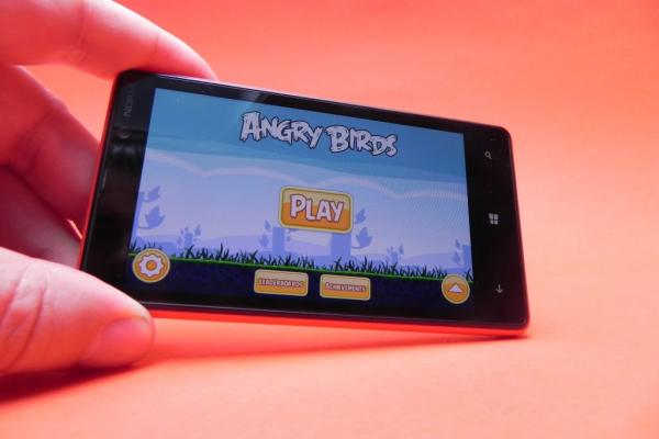 Review Nokia Lumia 820: Windows Phone cu valoare adăugată, design nu foarte atractiv (Video)