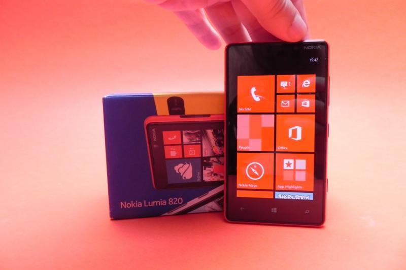 Review Nokia Lumia 820: Windows Phone cu valoare adăugată, design nu foarte atractiv (Video): review_nokia_lumia_820_mobilissimo_ro_04jpg.jpg