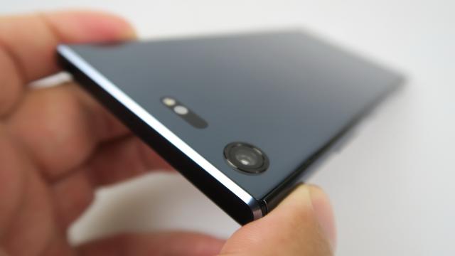 <b>Sony Xperia XZ Premium Review</b>După un Sony Xperia XA1 şi XA1 Ultra care ne-au adus mai multe bile albe decât negre şi ne-au arătat cam în ce direcţie merge Sony în 2017, e rândul flagship-ului nipon pe anul curent. O să observaţi de-a lungul recenziei tentaţia mare de tot de a-l..