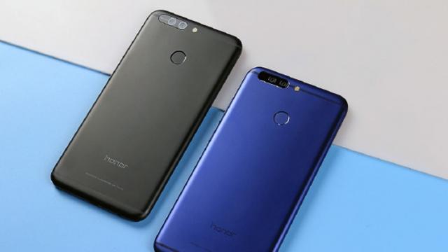 <b>Un nou telefon Huawei are parte de o scăpare, ar putea fi Huawei Honor V9 Mini</b>Într-o serie de fotografii reale își face apariția astăzi un nou telefon Huawei, model ce pare a fi chiar Huawei Honor V9 Mini - acesta având șanse mari de debut la IFA 2017 dacă nu ne înșeală previziunea. Vedem un telefon echipat cu cameră 