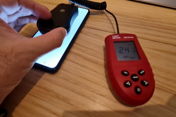 Luminozitate display POCO M3 Pro 5G și ecranul văzut la microscop