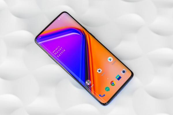 OnePlus 7 și 7 Pro primesc o nouă actualizare care rezolvă problema lag-ului apărut în timpul primirii unui apel