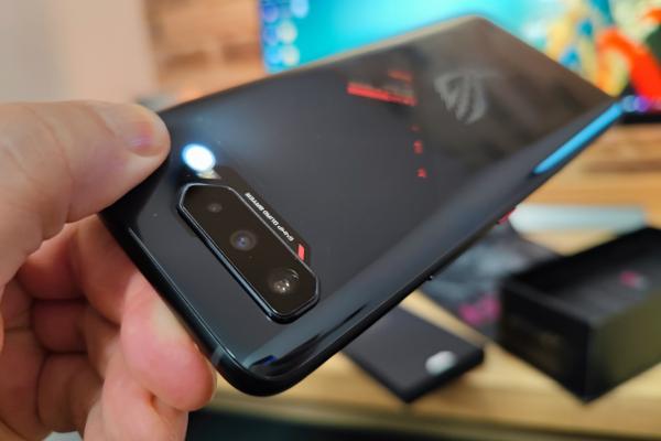 ASUS ROG Phone 5s Unboxing: Gaming Phone cu procesor SN888+, stickere Republic of Gamers și Bonus Stadia (Video)