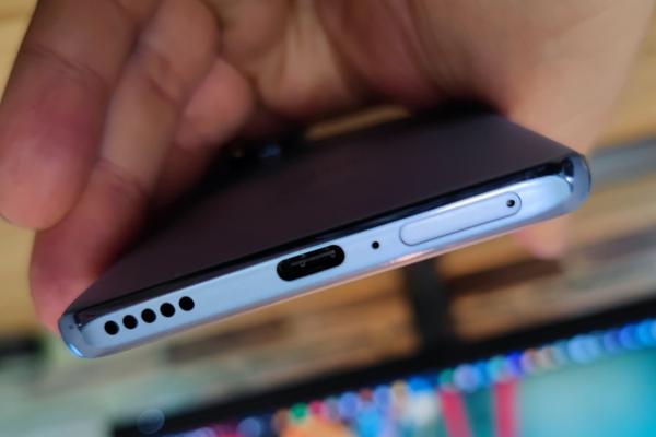 HUAWEI Nova 9: Acustica mono cu accent pe voci plăcute şi înalte